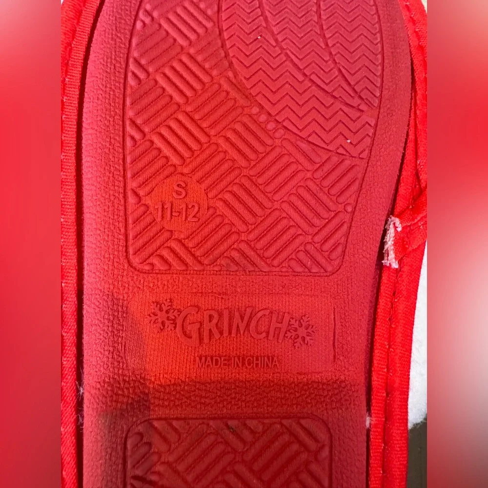 Official Dr. Seuss’ The Grinch Holiday Scuff Slippers – Kids Youth Small 11/12